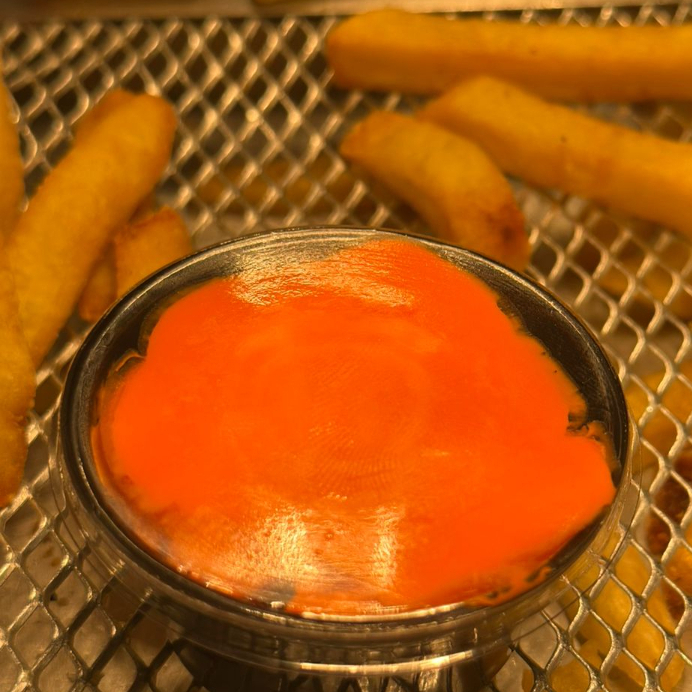 O nosso 'Potinho de Cheddar Cremoso Crazy' é um deleite absolutamente irresistível. Um dos melhores de nossa categoria 'Acompanhamentos / Molhos Especiais', este cheddar cremoso é meticulosamente preparado para atingir a perfeição. Combinando a rica profundidade do sabor de cheddar com uma textura suave e cremosa, este molho é o par perfeito para qualquer prato que necessite de um toque extra de sabor. Experimente e desfrute do nosso 'Potinho de Cheddar Cremoso Crazy', um verdadeiro triunfo da culinária que eleva cada refeição a um nível totalmente novo de sabor e satisfação.