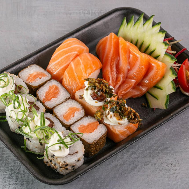 Delicie-se com nosso 'Combo Amante do Salmão 16 peças', uma seleção primorosamente preparada para os verdadeiros apreciadores de salmão. Este combo é composto por 4 fatias de sashimi de salmão fresco e suculento, 4 rolos de hossomaki de salmão delicadamente enrolados, 2 peças de niguiri de salmão com arroz de sushi perfeitamente temperado, 2 deliciosos jou de salmão com alho poró para um toque extra de sabor, e 2 uramakis de salmão com cream cheese para finalizar a experiência com uma combinação cremosa e rica em sabor. Desfrute deste combo promocional e apaixone-se ainda mais por salmão!