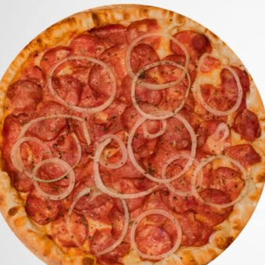 Pizza de calabresa com mussarela tomate cereja azeitona cebola assada na churrasqueira a bafo