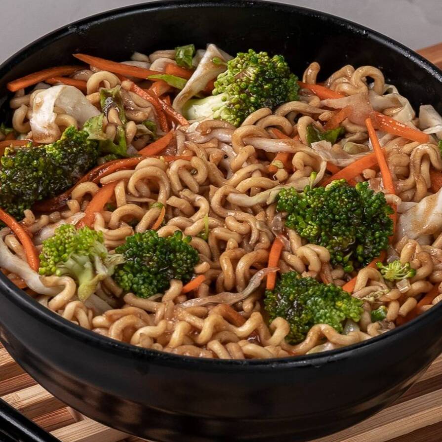 Macarrão de Yakisoba, Mix de Legumes e nosso molho de Yakisoba da casa - Aprox. 400g.