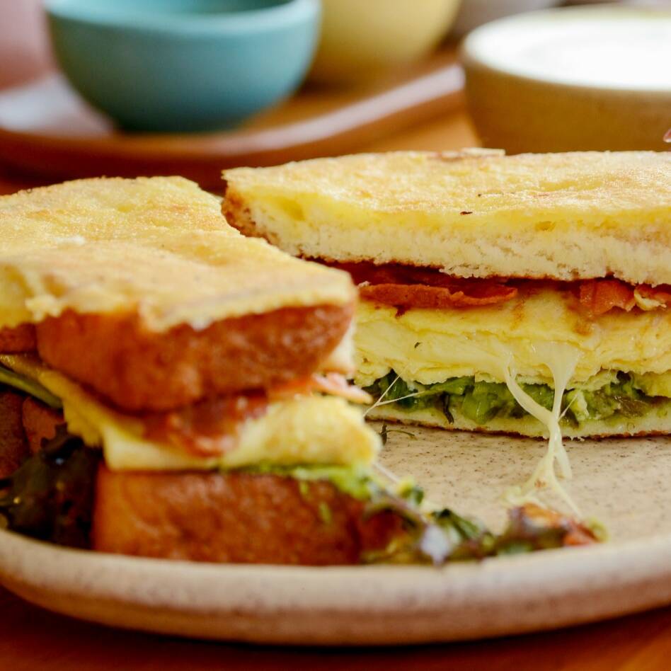 Sándwich de Huevo con Costra de Queso
