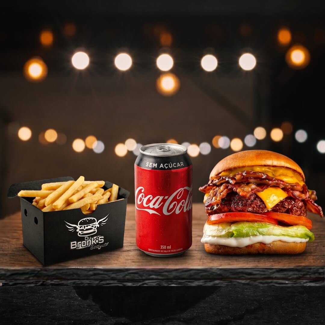 Combo Raiz: O Clássico Sem Frescura
O papo é reto e sem invenção. Juntamos só o melhor da casa pra você amassar:
🍔 O Lanchão: Nosso padrão de sempre, suculento e sem miséria.
🍟 Batatinha Du Bronk's: Crocante, quentinha e no capricho.
🥤 Coca-Cola: Lata trincando de gelada.
O básico feito com a excelência que você já conhece!