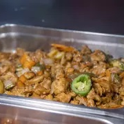 Pollo con Chili Jalapeño más 2 Rollitos
