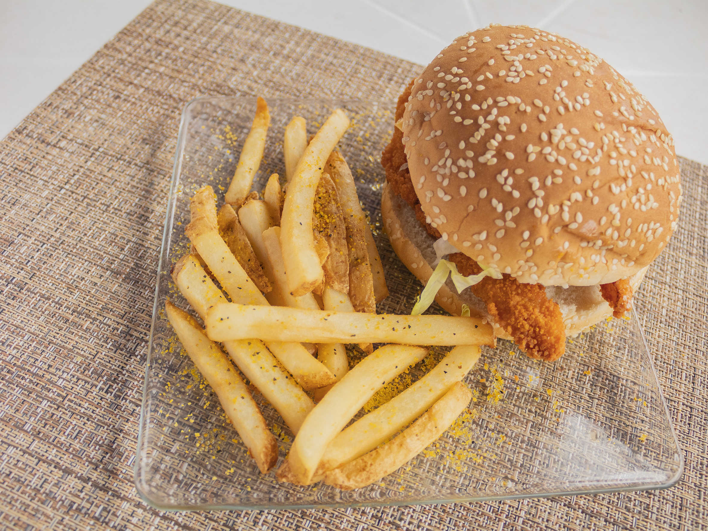 Hamburguesa de pollo y papas