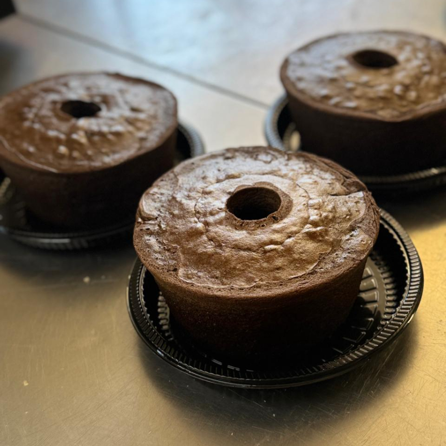 Bolo fofinho com sabor intenso de chocolate, impossível resistir a uma fatia.