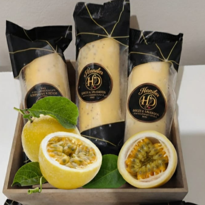 Geladinho Gourmet mousse de Maracujá (O Azedinho Perfeito) O contraste delicioso que a gente ama! Feito com a polpa natural do maracujá, oferece um toque azedinho que equilibra perfeitamente com a nossa base extra cremosa e suave. É o geladinho ideal para quem busca um sabor marcante e refrescante, com a qualidade de uma sobremesa premium.