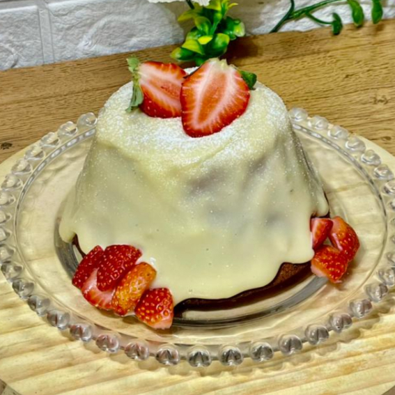 Massa de baunilha bem fofinha, cremosa e com uma generosa cobertura de Ninho e muito morango