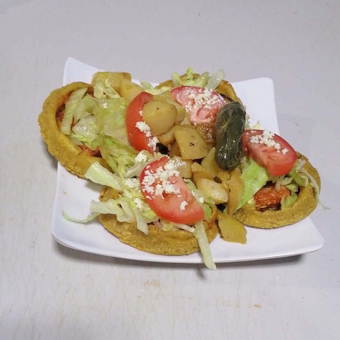 Sopes con Carne Asada