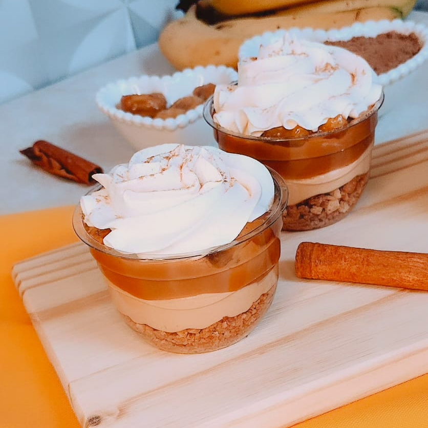 Banoffee é uma sobremesa irresistível com uma base crocante de farofinha de biscoito Maizena Piraquê. A textura cremosa é garantida pelo doce de leite caseiro, que se une harmoniosamente à suavidade da banana caramelizada. A finalização fica por conta do chantininho aveludado, que leva leite Ninho, leite condensado e um toque de canela, resultando em uma experiência gustativa divina. Sua combinação de texturas e sabores faz da Banoffee uma opção deliciosa e única. Ideal para quem busca um doce memorável, seja para um momento individual de prazer ou para compartilhar a alegria de uma sobremesa especial. Uma oferta imperdível para os amantes de doces!