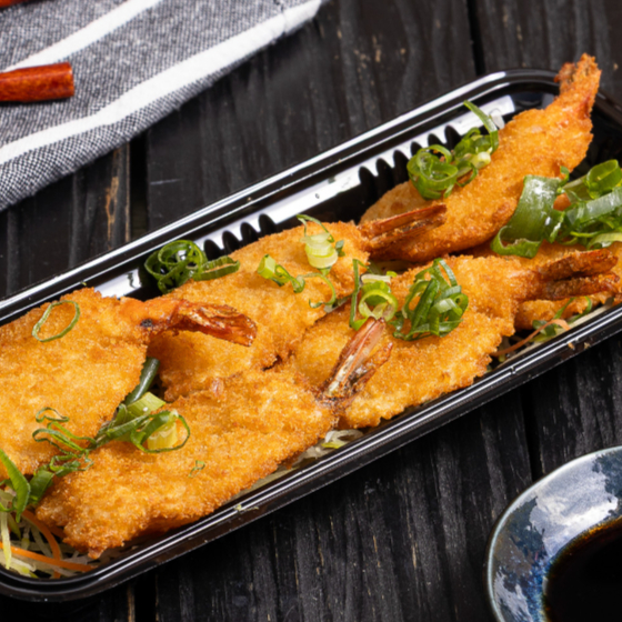 Camarões empanados e fritos até ficarem dourados e crocantes. Servidos com molho tonkatsu, para um toque agridoce irresistível! (6 Unidades)