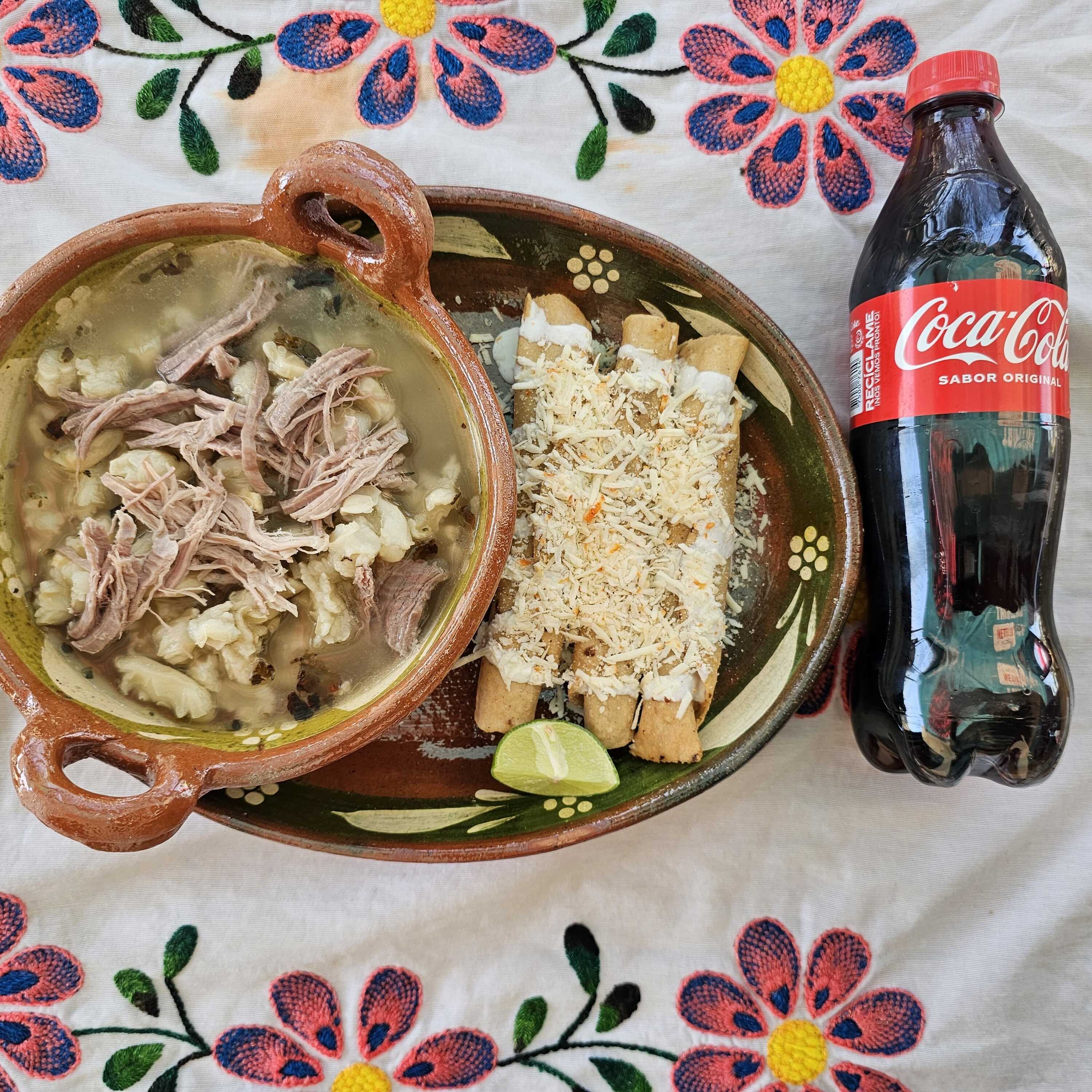 Pozole Blanco de Cerdo Tacos Dorados y Coca Cola
