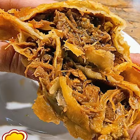 Delicioso pastel de massa caseira com costela desfiada e molho barbecue.