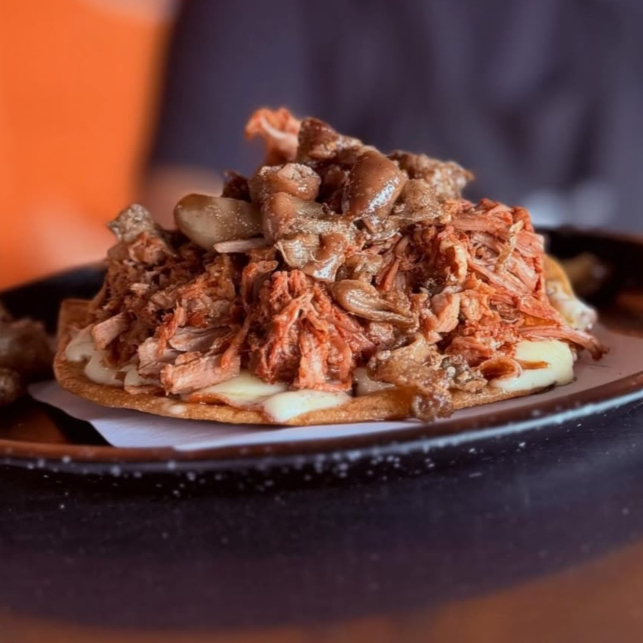 Tostada especial (birria, tripa y queso)