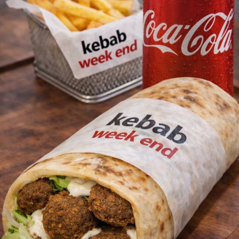 Pão árabe,3 bolinhos grão de bico e salada (tomate,alface,cebola,salsa,repolho)acompanhamento molho de alho Árabe