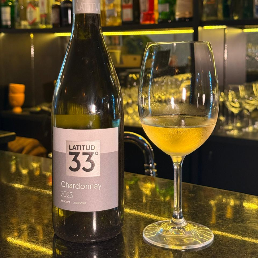 O Latitud 33 Chardonnay é um vinho branco argentino, da região de Mendoza, produzido pela Bodega Chandon, conhecido por seu perfil frutado, aromas de frutas tropicais (abacaxi, pêssego) e notas de baunilha/tostado da passagem por carvalho, oferecendo frescor, volume e boa acidez, sendo versátil para harmonizar com pratos leves, peixes e queijos.