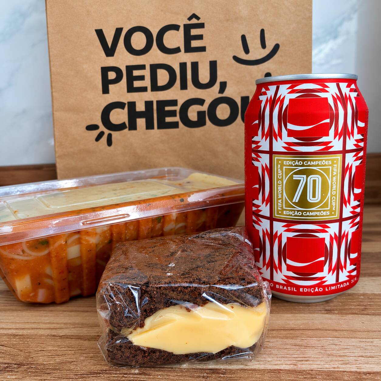 Temos o prato ideal pra voce que esta sozinho hoje! Delicioso Macarrão 600gr, Coca Cola lata bem gelada e um brownie SUPER recheado!