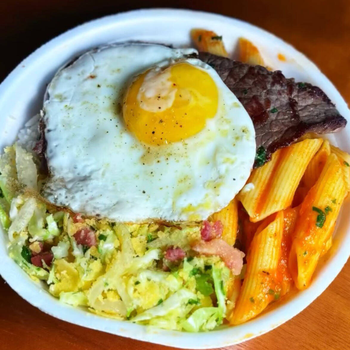 Acompanha Arroz Feijão Fritas e Farofa 400g aprox