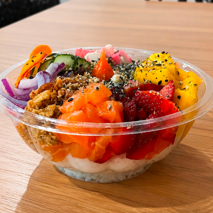 ARROZ, SALMÃO CRU, MORANGO, MANGA, KANI, SUNOMONO, CEBOLA ROXA, CEBOLA CRISPI, CREAM CHEESE