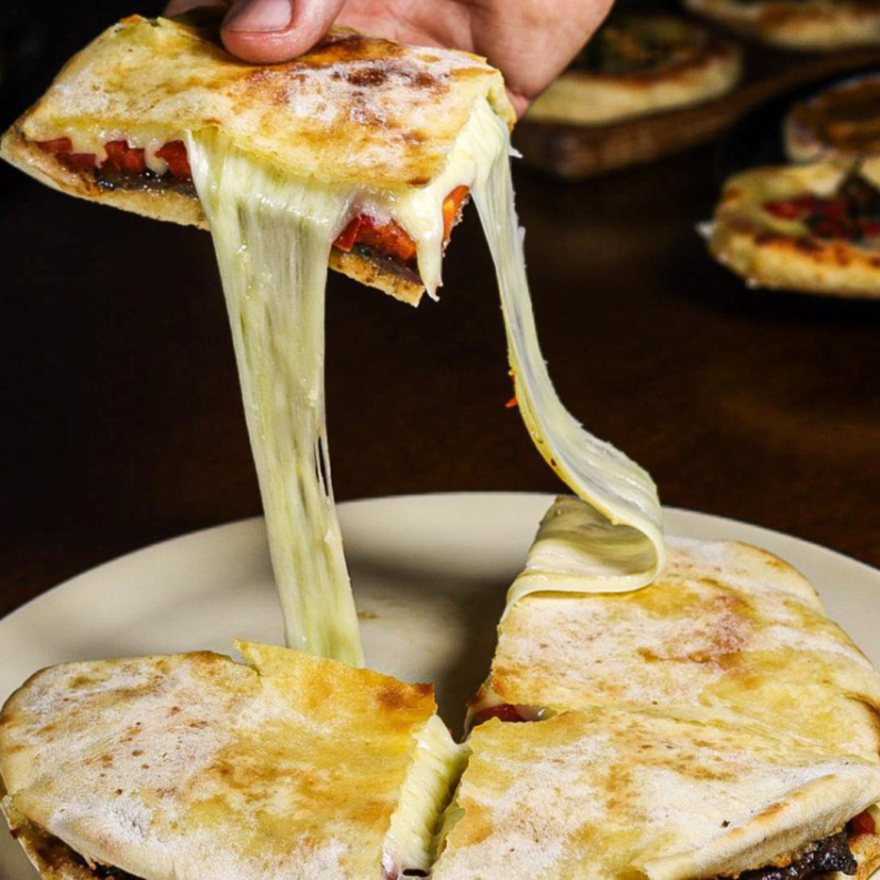 Rodelas de roast beef, tempero sírios, mussarela e tomate