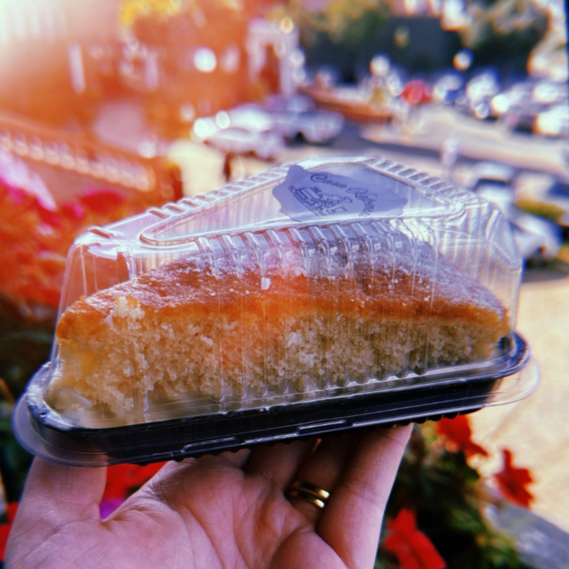 Fatia de bolo macio e úmido, recheado com o nosso brigadeiro cocada. Bem no modelo festival de fatia. Perfeito para se deliciar a qualquer hora. Doce na medida certa, com sabor que derrete na boca!