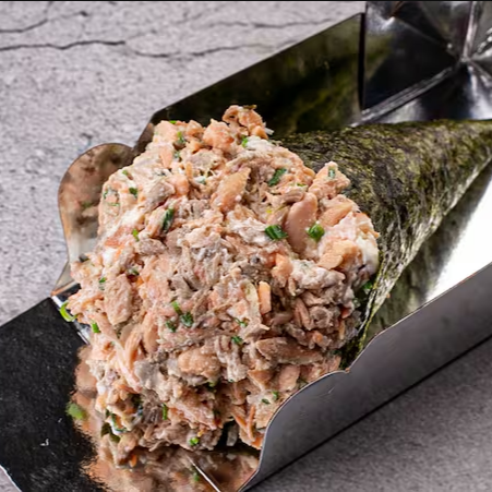 Salmão grelhado, shari, nori, cream cheese e cebolinha