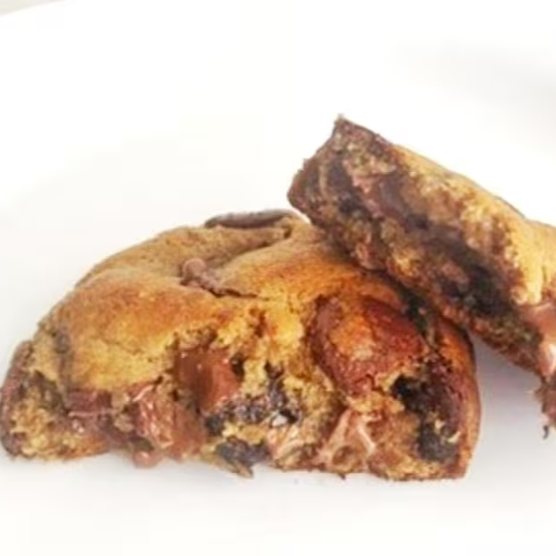 Delicie-se com nosso cookie de chocolate ao leite, recheado com Brigadeiro Belga. Crocante por fora e cremoso por dentro, é uma experiência irresistível para os amantes de chocolate.