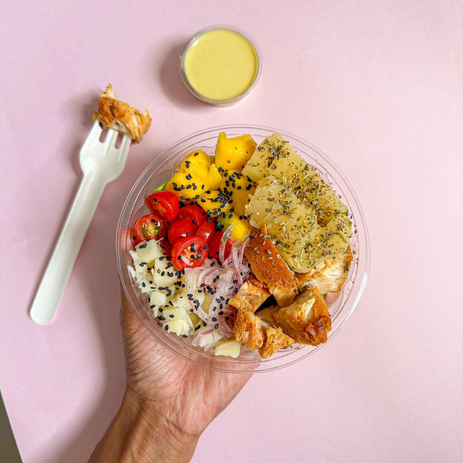 Filé de frango (60g), Base de alface, tomate, manga, palmito, mandioca, gergelim negro e cebola roxa. Acompanha: Molho especial mostarda e mel