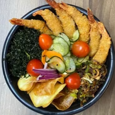 Experimente nosso Poke de Camarão, uma jornada culinária que eleva o paladar. Cada ingrediente é escolhido meticulosamente para uma fusão perfeita de frescor e ousadia.