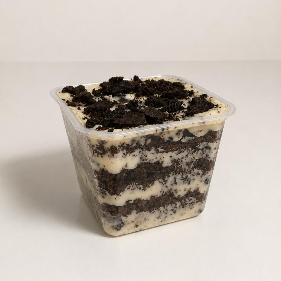 Bolo macio intercalado com creme especial e pedaços crocantes de Oreo, criando a combinação perfeita para quem ama esse clássico.