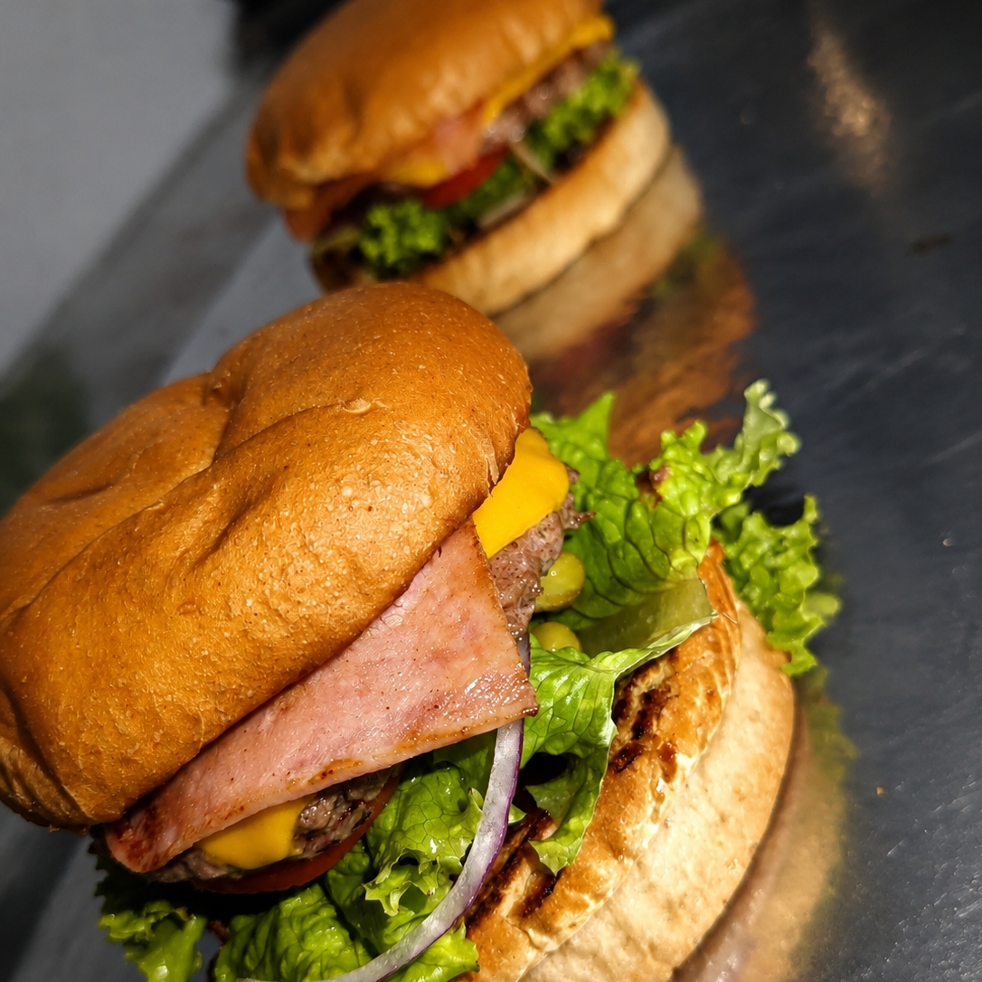 X Burguer: Pão de hambúrguer, carne artesanal, presunto, queijo cheddar, milho, ervilha, batata palha e 2 molhos à sua escolha que vai dentro do hambúrguer
Serve 2 pessoas