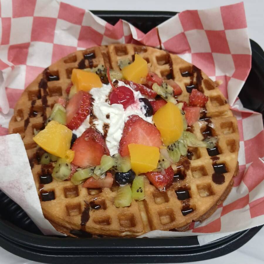 Waffle con fruta y toppings