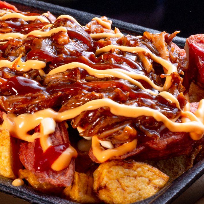 Salchipapa con Cerdo BBQ para 2