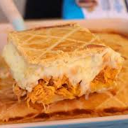Empadão de frango, massa fininha, recheio cremoso com catupiry. 500g.