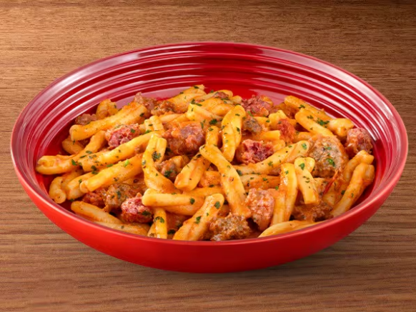 Massa fresca Casarecce feita à mão em nossa cozinha, preparada com ragu de linguiça de limão siciliano e linguiça artesanal tipo italiana, servida ao molho Alfredo e pomodoro da casa.