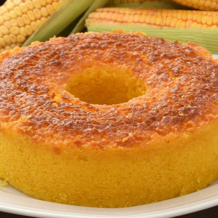 Bolo de milho verde sem farinha e sem nenhum tipo de conservante. Apenas a massa do milho e queijo canastra. O bolo vem com a validade de 1 ou 2 dias, podendo conservar na geladeira com duração de 3 a 4 dias. O bolo não vai nenhum tipo de conservante, por isso a validade menor. É um bolo totalmente natural e mais saudável, ótimo para encaixar na dieta.