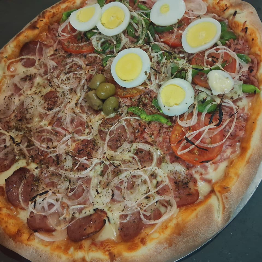 Massa de fermentação lenta, massa fina, molho de tomates caseiro, mussarela, calabresa, cebola, presunto, ovo, tomate, pimentão, orégano e azeitonas