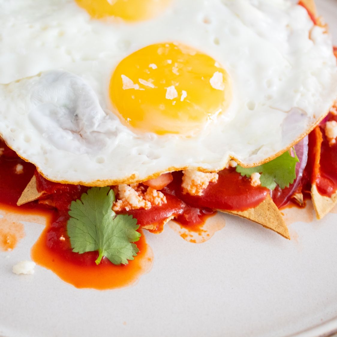 Chilaquiles con huevo estrellado rojos