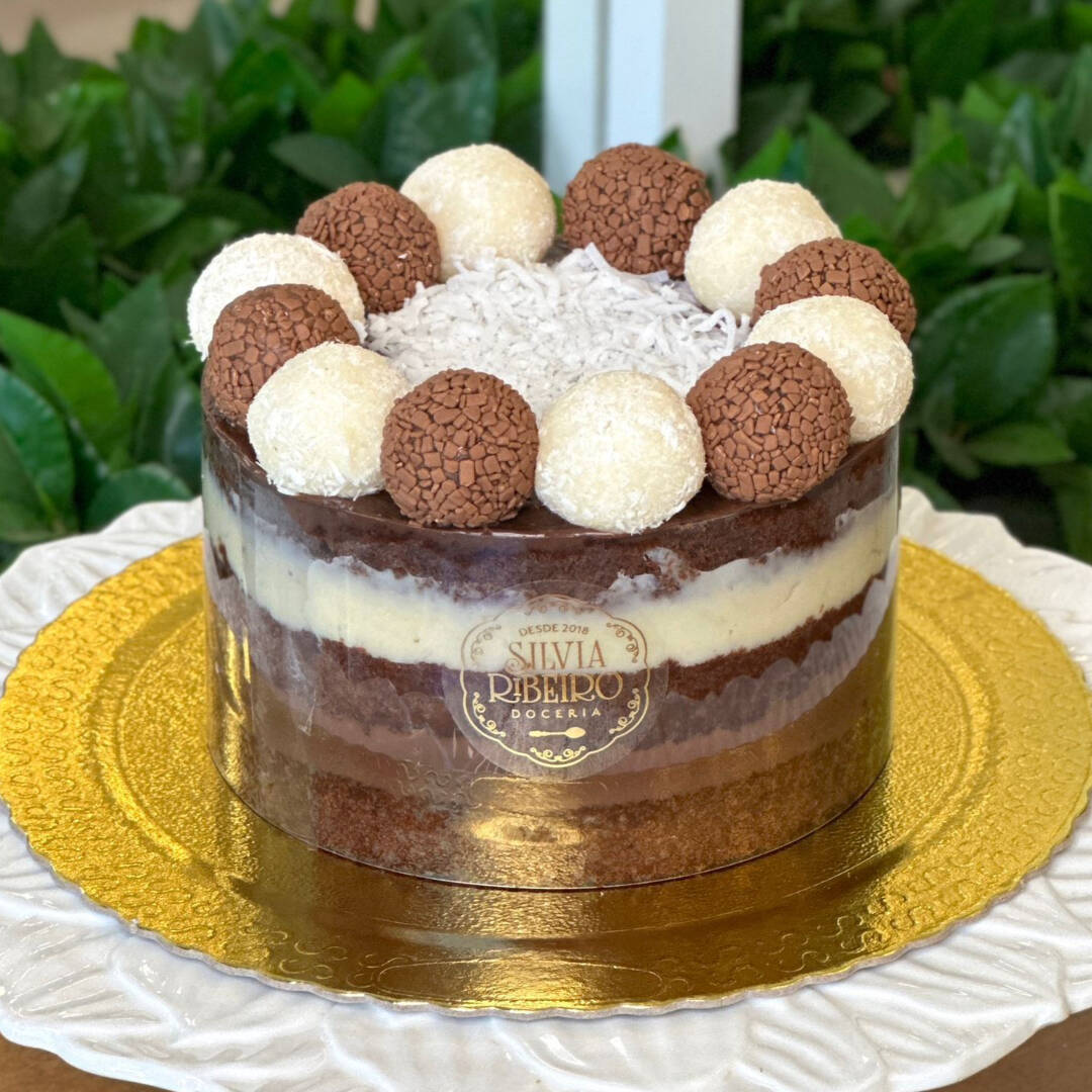 Torta com bolo de chocolate Belga, intercalado com nosso Prestígio caseiro e brigadeiro Belga. obs. 1: não alteramos nenhum produto ou retiramos/adicionamos ingrediente. obs. 2: produto de consumo imediato. obs. 3: alguns produtos podem vir com vencimento do mesmo Dia.