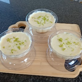 Desfrute da nossa Tortinha de Limão no Pote de 150ml, uma das Sobremesas Mais Pedidas. A base, cuidadosamente preparada com biscoitos Maizena Piraquê triturados, proporciona uma textura crocante indescritível. O destaque fica por conta do nosso mousse especial, uma cremosidade intensa de limão que equilibra perfeitamente a doçura e acidez, tornando essa sobremesa um deleite irresistível. Cada colherada é uma experiência única de sabor e frescor.