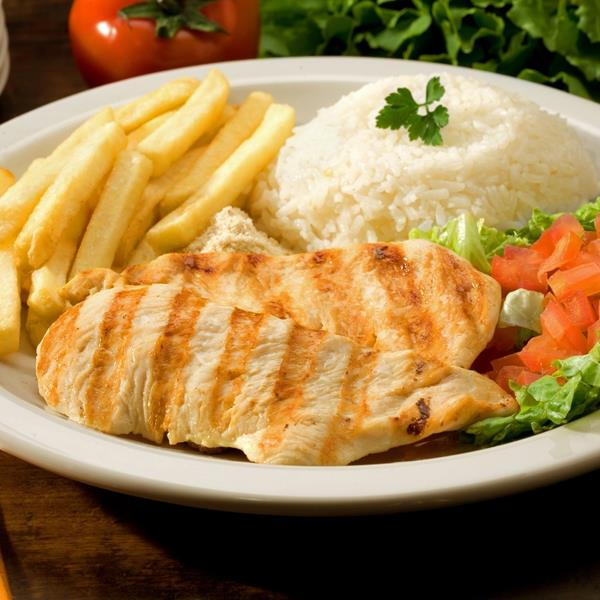 marmita executiva acompanha: arroz branco, feijão preto, farofa e batata fritas