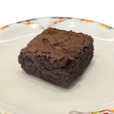 Macio por dentro, com aquela casquinha crocante por fora e um sabor intenso de chocolate que faz qualquer momento ficar mais doce. Feito com chocolate de alta qualidade, cada pedaço é pura tentação!