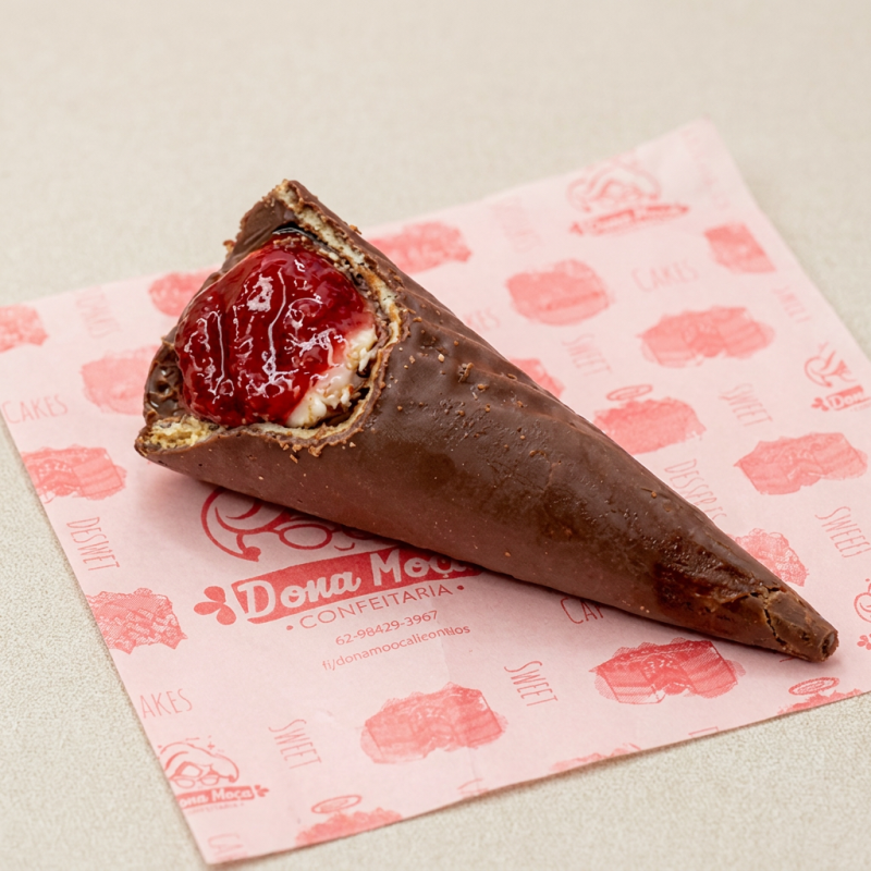 Casquinha de sorvete mergulhada no chocolate, recheada com geleia de morango e trufa branca.