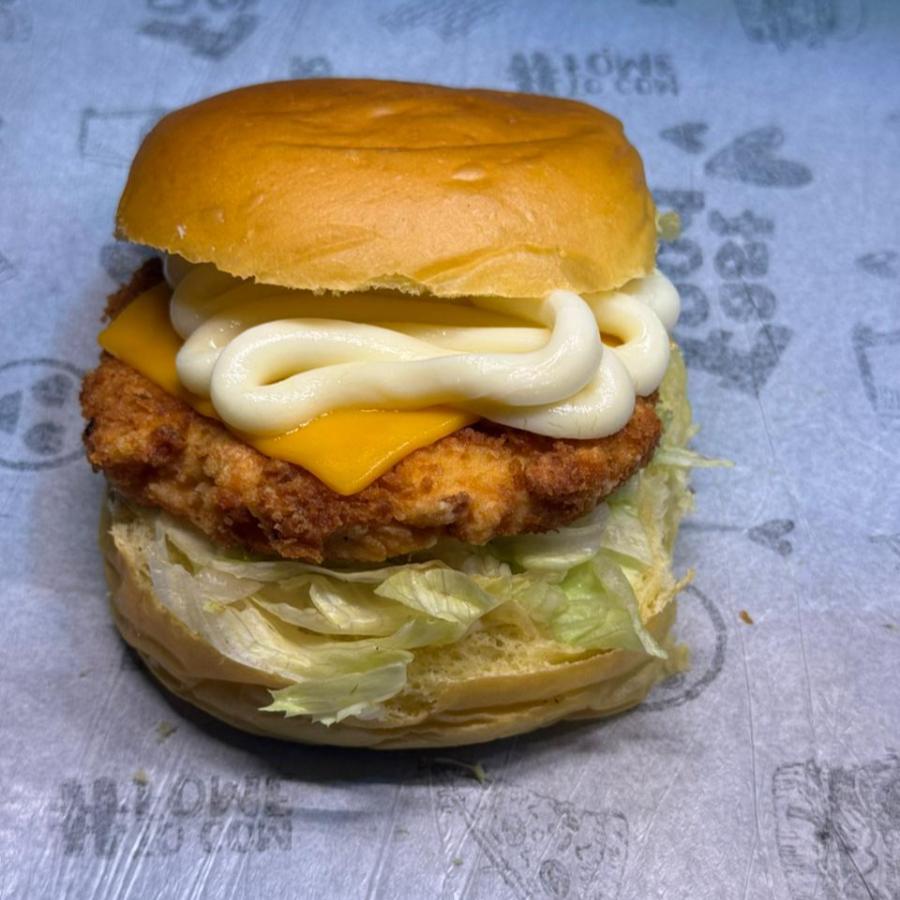 Frango empanado crocante, queijo cremoso, alface americana, molho especial da casa e uma camada generosa de Catupiry cremoso no pão brioche.