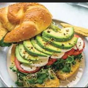 Crossaint Cabra y Aguacate