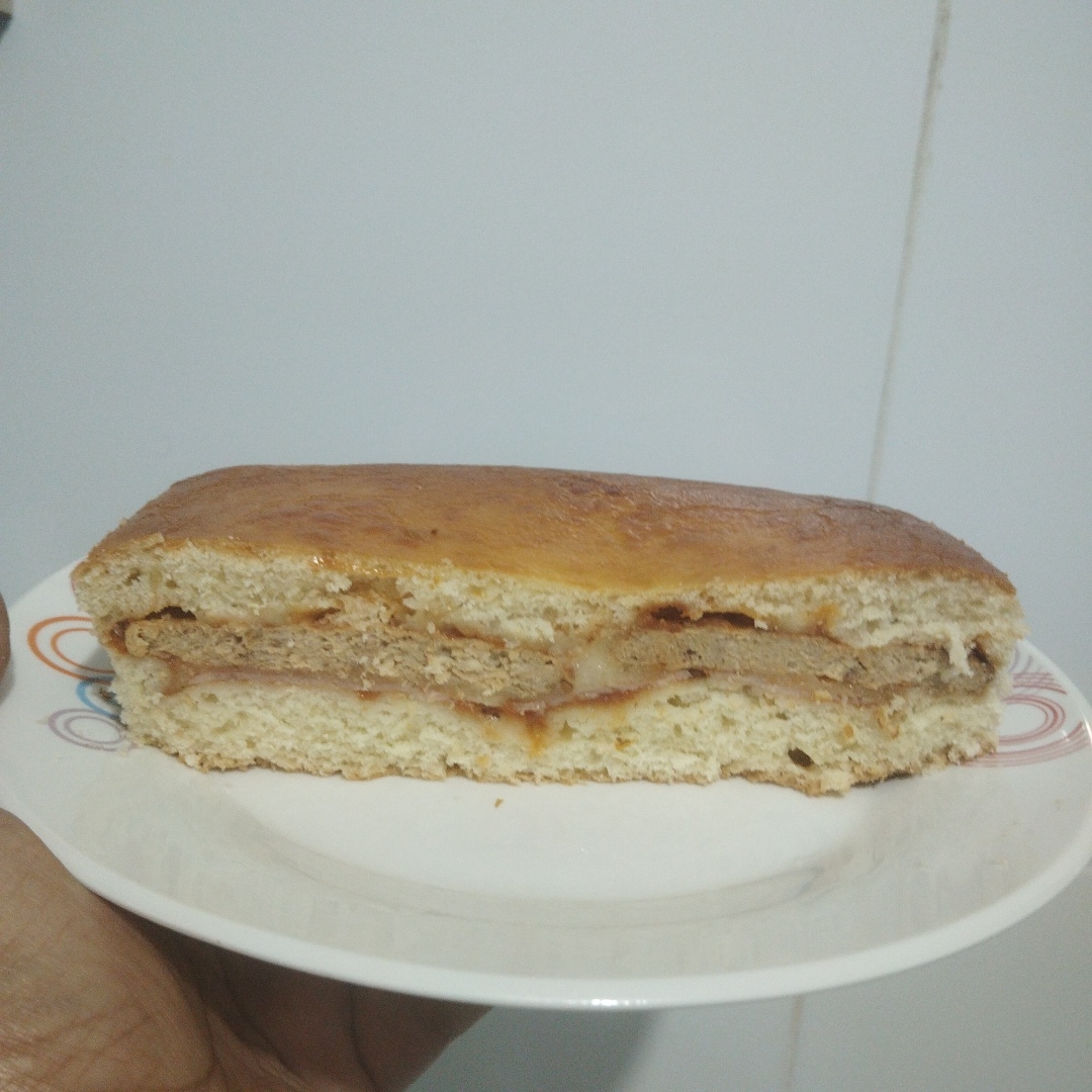 pao de forma caseiro recheado com carne de hamburguer, queijo e presunto.