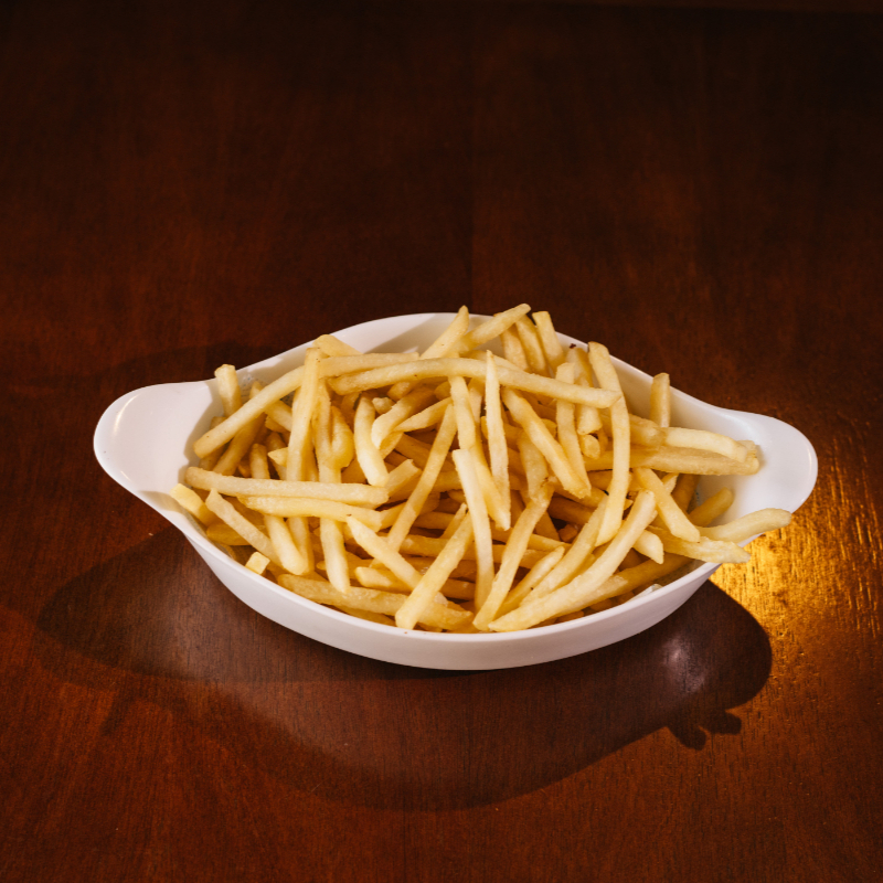 Apresentamos a nossa deliciosa porção de Batata Frita (500g). Batatas palito, cuidadosamente selecionadas, mergulhadas em óleo de alta qualidade, obtendo assim um resultado final crocante por fora e suave por dentro. Estas batatas são meticulosamente preparadas até alcançarem uma textura seca e levemente dourada que derrete na boca, proporcionando uma experiência gastronômica inesquecível. Perfeitas para partilhar em momentos de alegria e descontração. Venha prová-las!