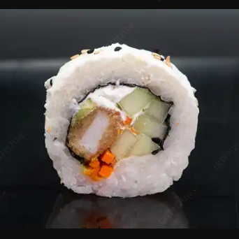 Sushi Philadelphia Roll con guarniciones.