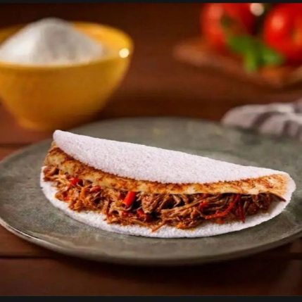 Massa de Tapioca recheada com carne bem temperada e desfiada e queijo coalho