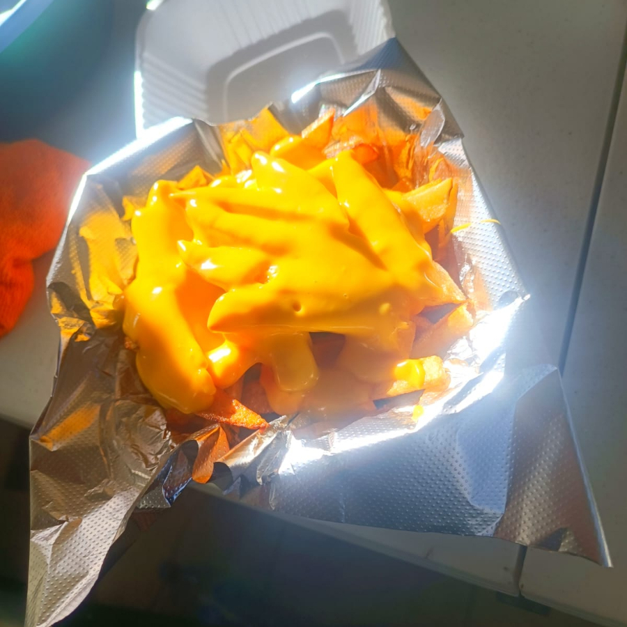 PAPAS FRITAS CON QUESO CHEDDAR