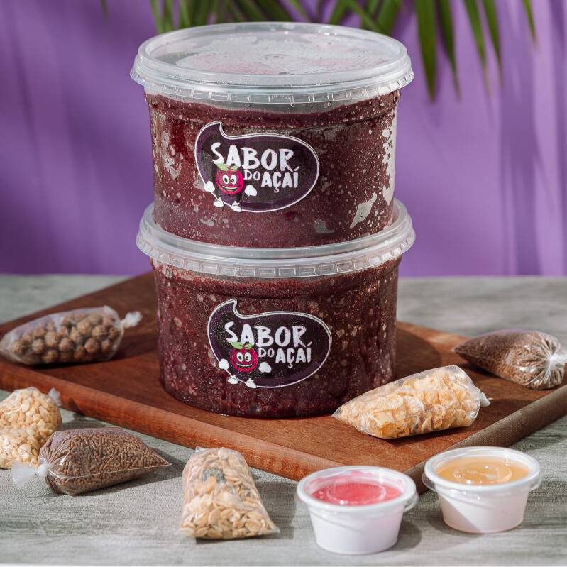 São Dois potes de 1 litro com 3 complementos e 1 calda em cada. Açaí no volume máximo pra quem quer matar a vontade sem dó! Aproveite essa explosão de sabor em dobro!